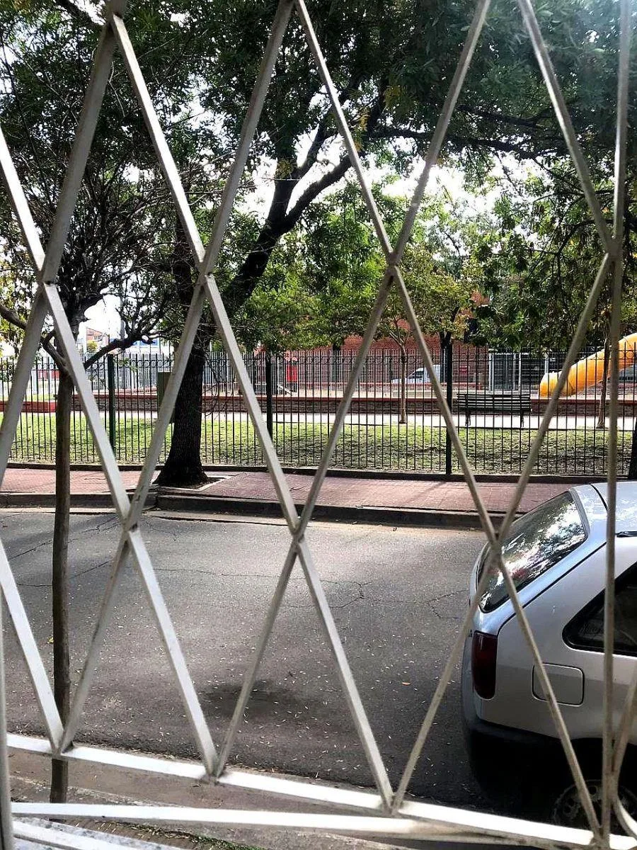 Casa de 3 ambientes con garage y galpón en Parque Avellaneda