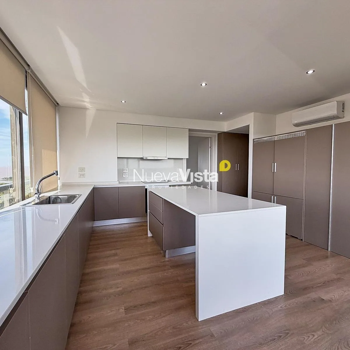 Five-room half-floor apartment in La Lucila