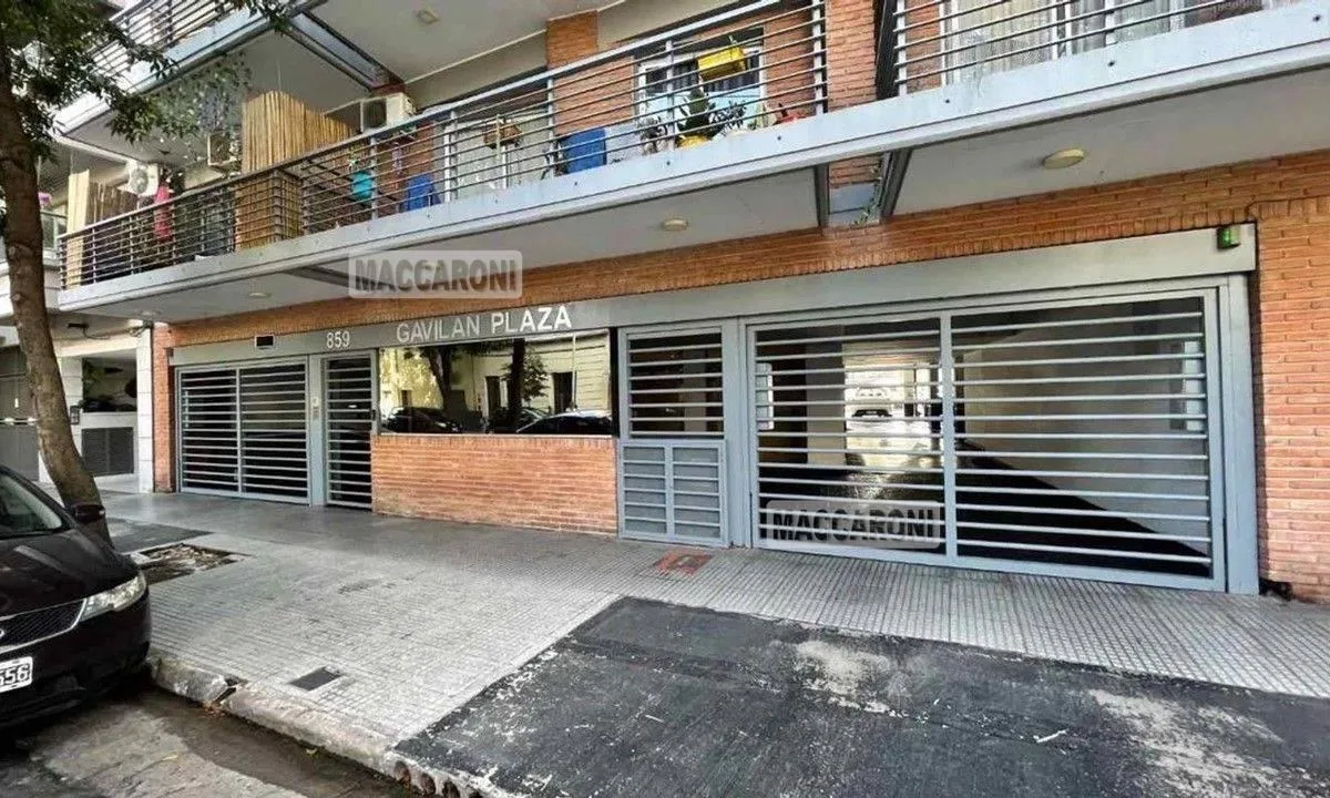 Departamento de 3 ambientes con cochera cubierta en Flores