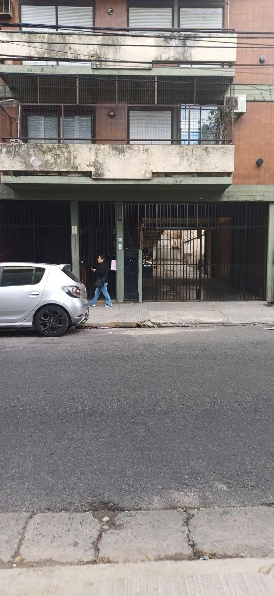 Departamento de 3 ambientes contrafrente con cochera en Almagro