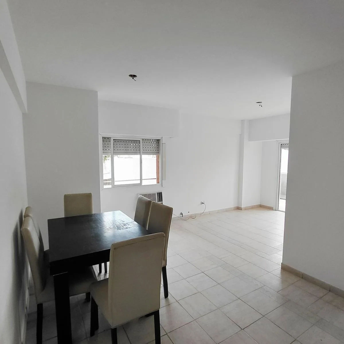 Apartamento de 3 ambientes com 2 dormitórios e varanda de fundos em Colegiales