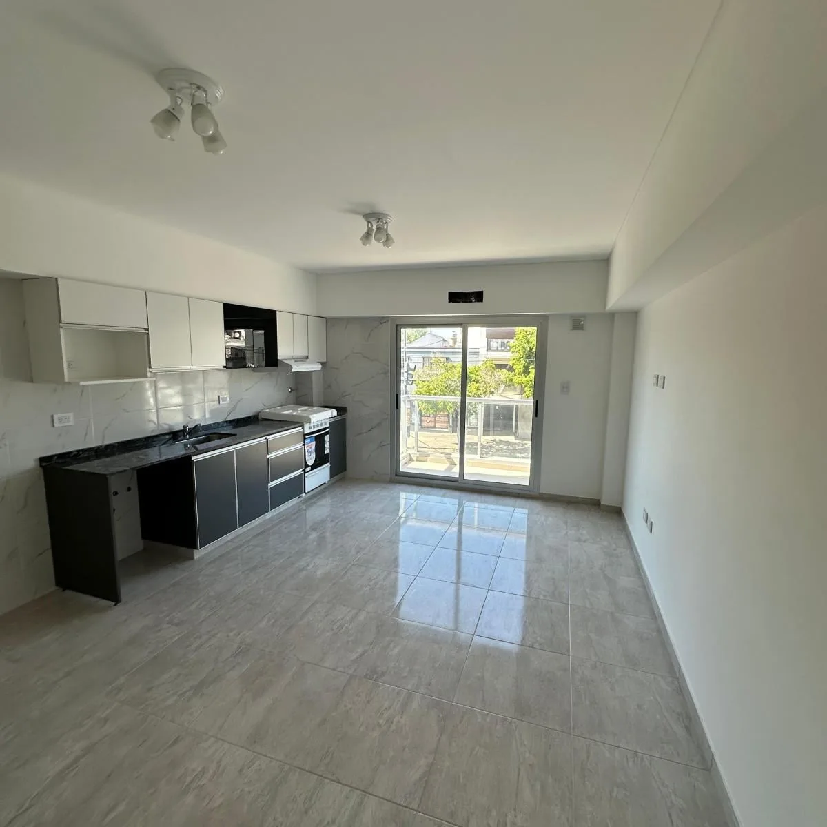 Светлая двухкомнатная квартира с 1 спальней в Liniers