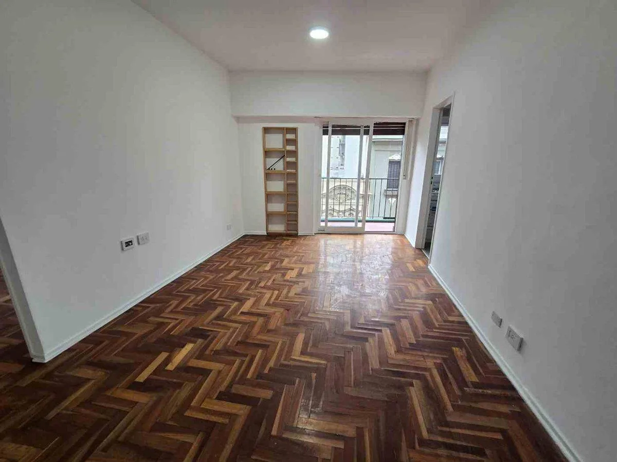 Apartamento de dois ambientes de frente com varanda em San Cristóbal