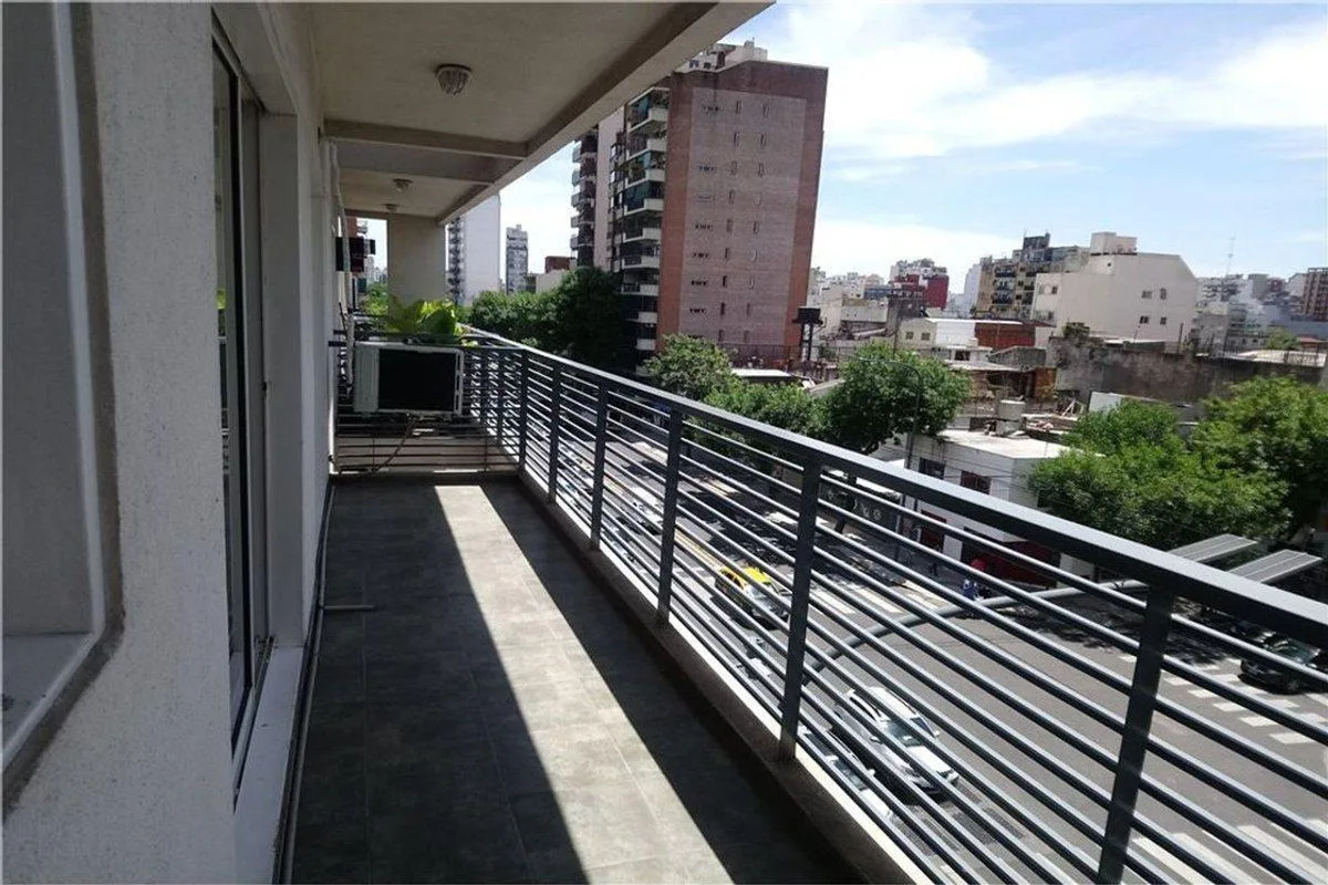 Apartamento de 2 ambientes com varanda em San Cristóbal
