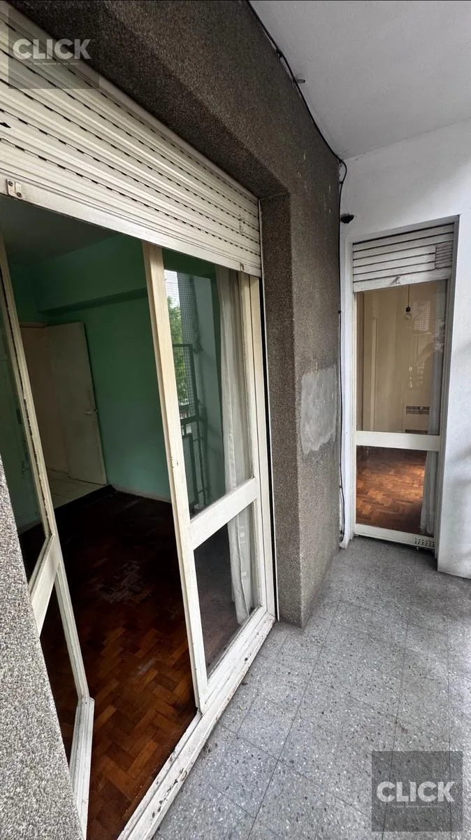 Departamento de 3 ambientes al frente con balcón en Chacarita