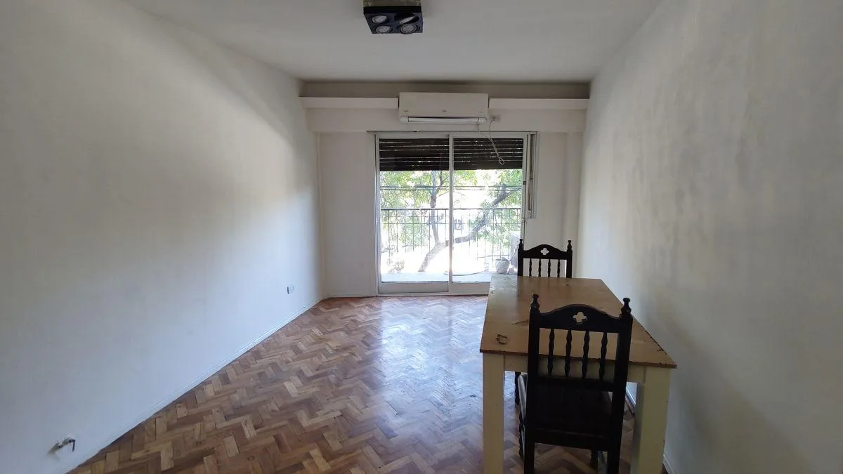 Apartamento de três ambientes com varanda de frente em Barracas