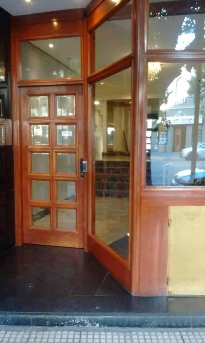 Kitnet de frente com varanda em Caballito