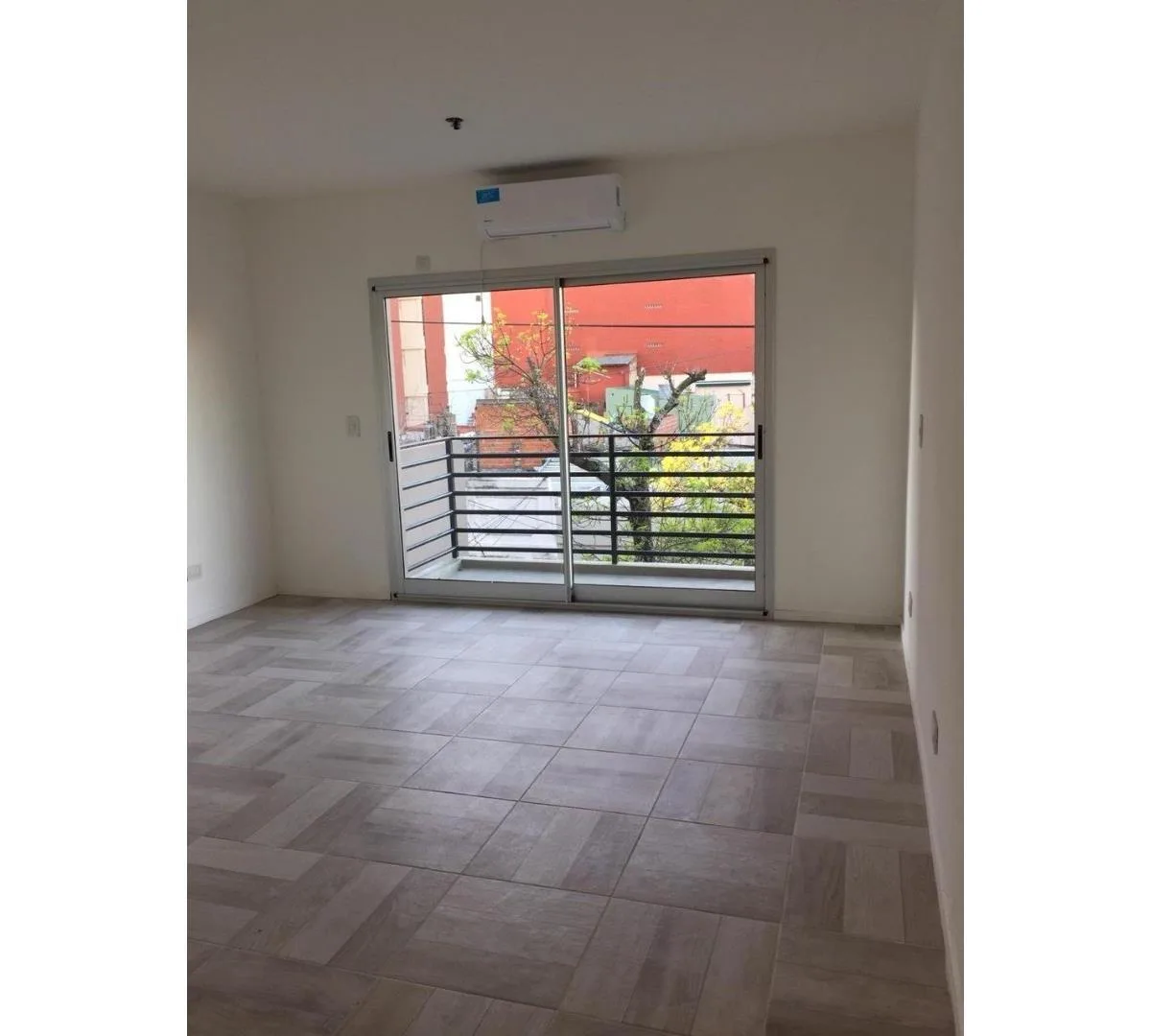 Квартира-студия с балконом и окнами на улицу в Almagro