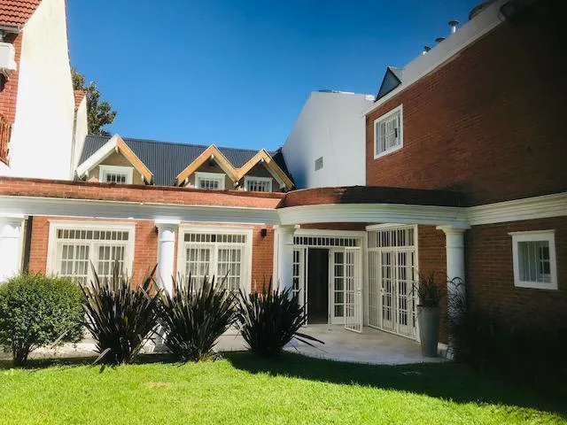 Casa em Olivos, Qta. Presid. em terreno de 17,32 x 35,50