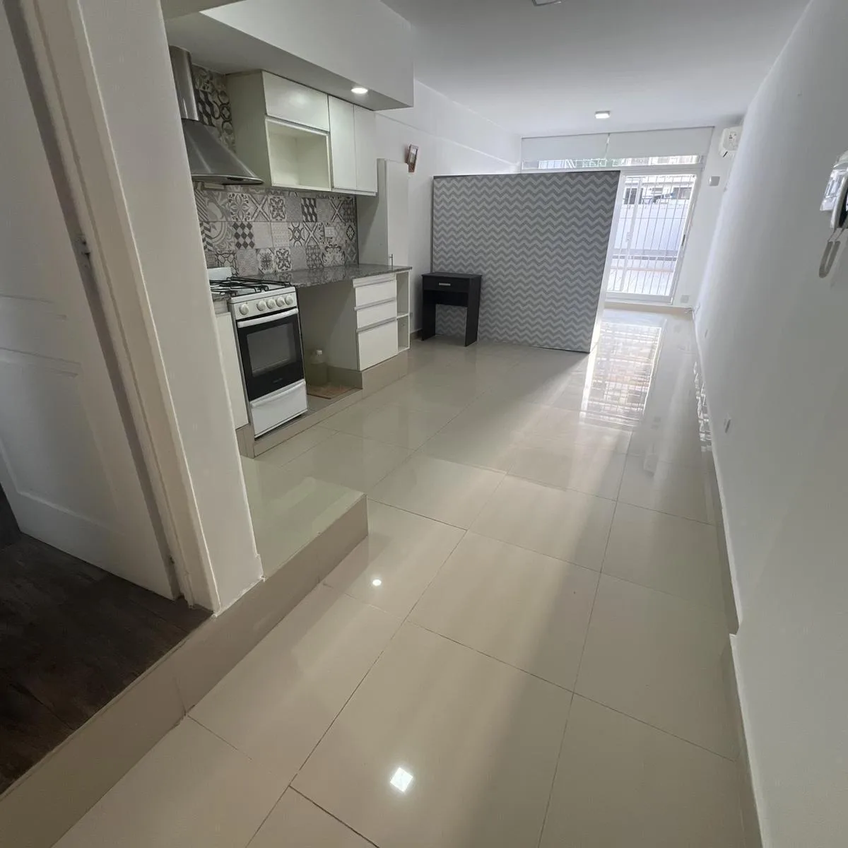 Studio apartment with courtyard in Flores