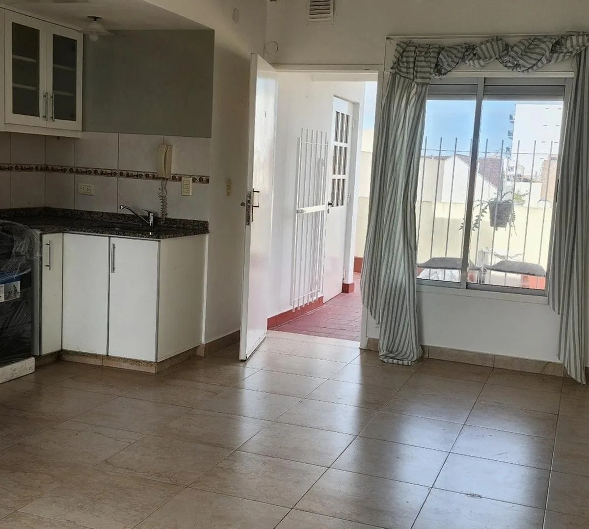 Monoambiente con balcón aterrazado en Tres de Febrero