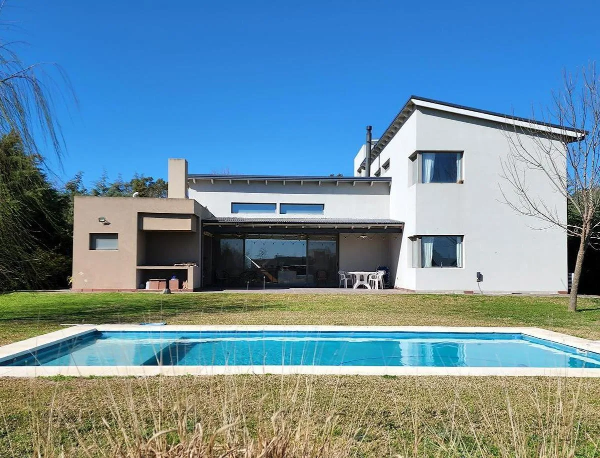 Five-bedroom two-storey house in Chacras de La Reserva, Campana