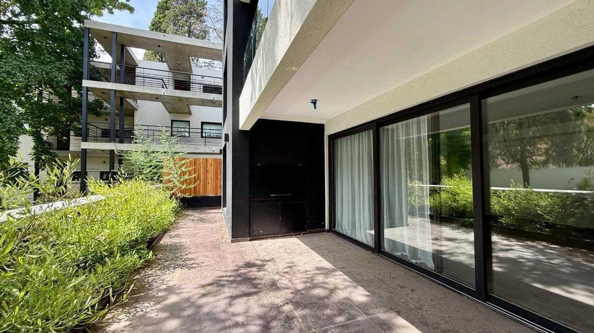 Apartamento de 4 ambientes com 3 dormitórios e 2 vagas de garagem em Ituzaingó