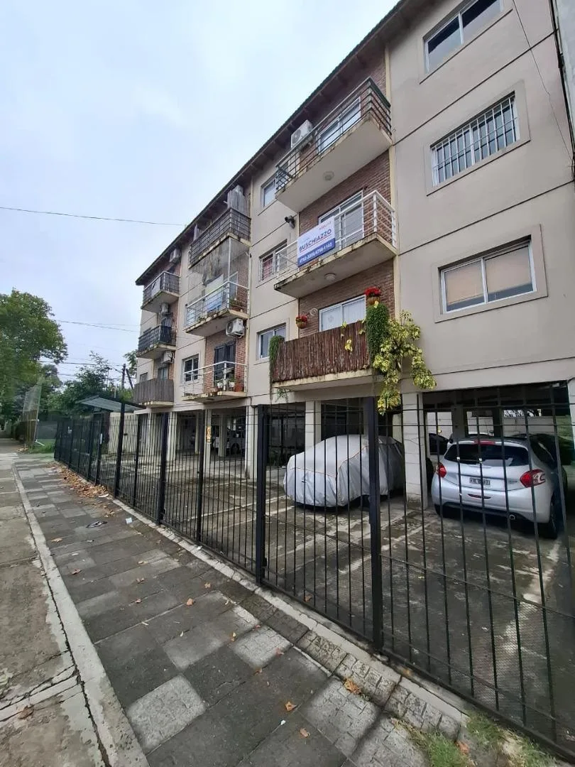Departamento de 2 ambientes con cochera al frente en Vicente López
