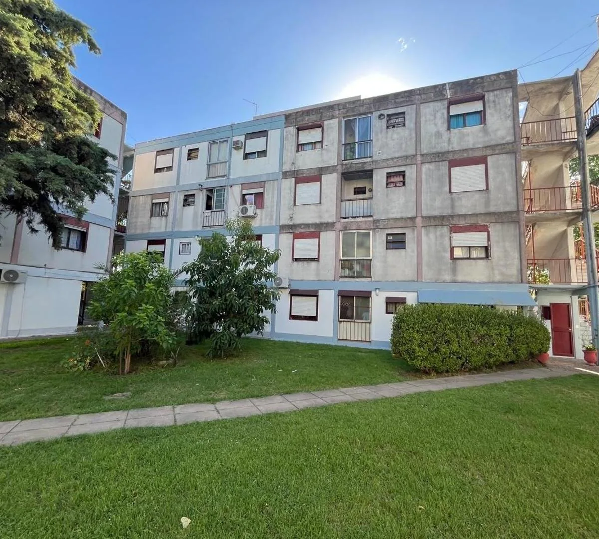 Apartamento de três ambientes com vaga coberta em Villa Tesei