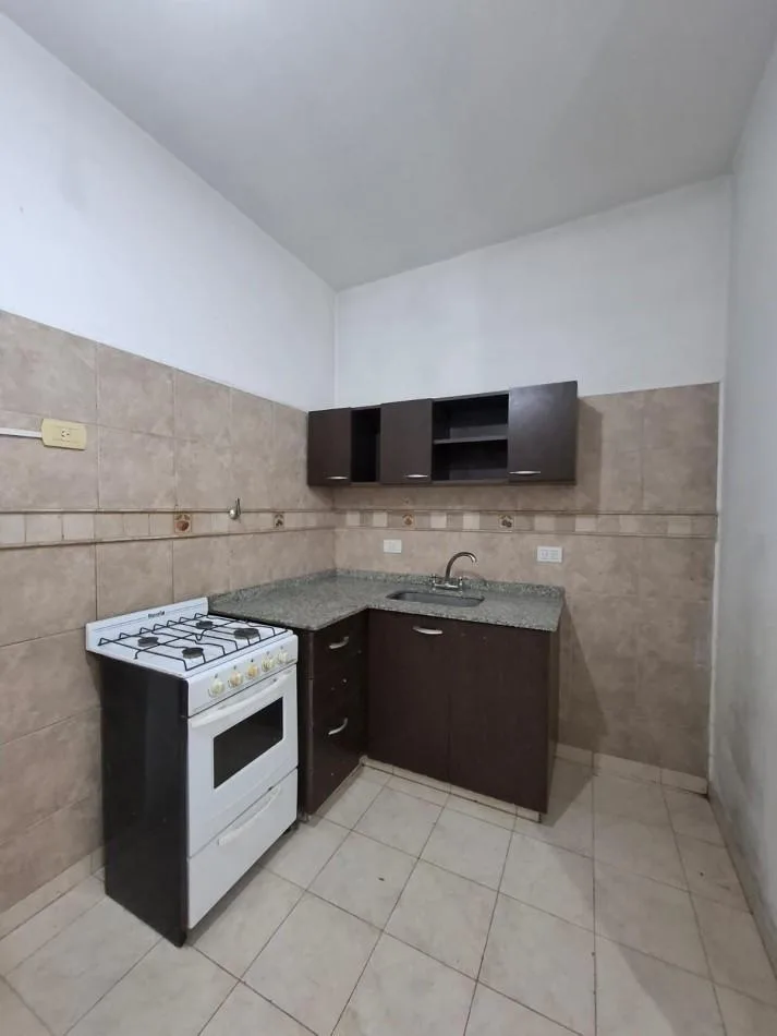 Departamento de 2 ambientes en planta baja con patio en Ramos Mejía