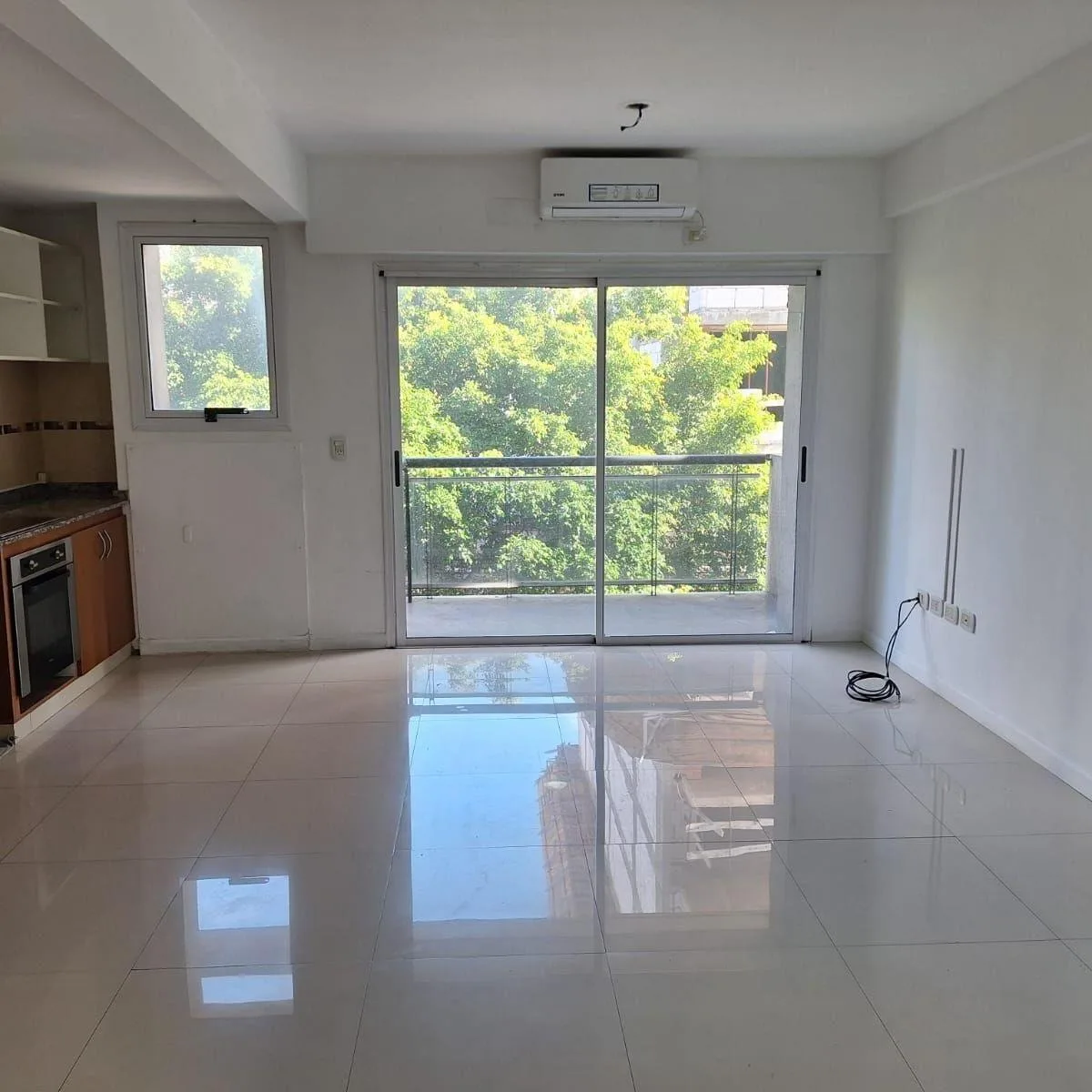 Квартира с 1 спальней, балконом на улицу в Villa Luro