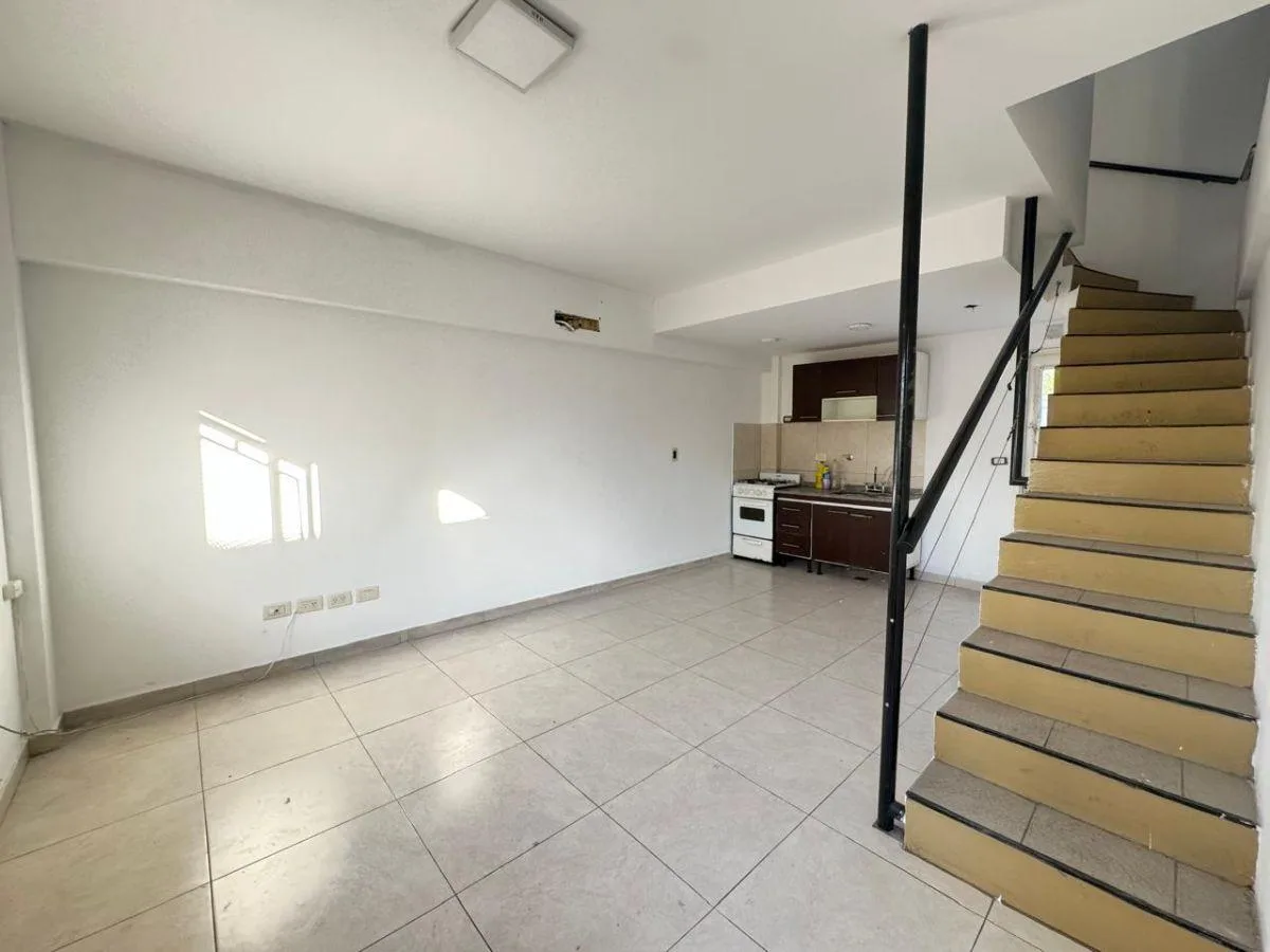 Apartamento duplex de 1 dormitório em Lanús Este