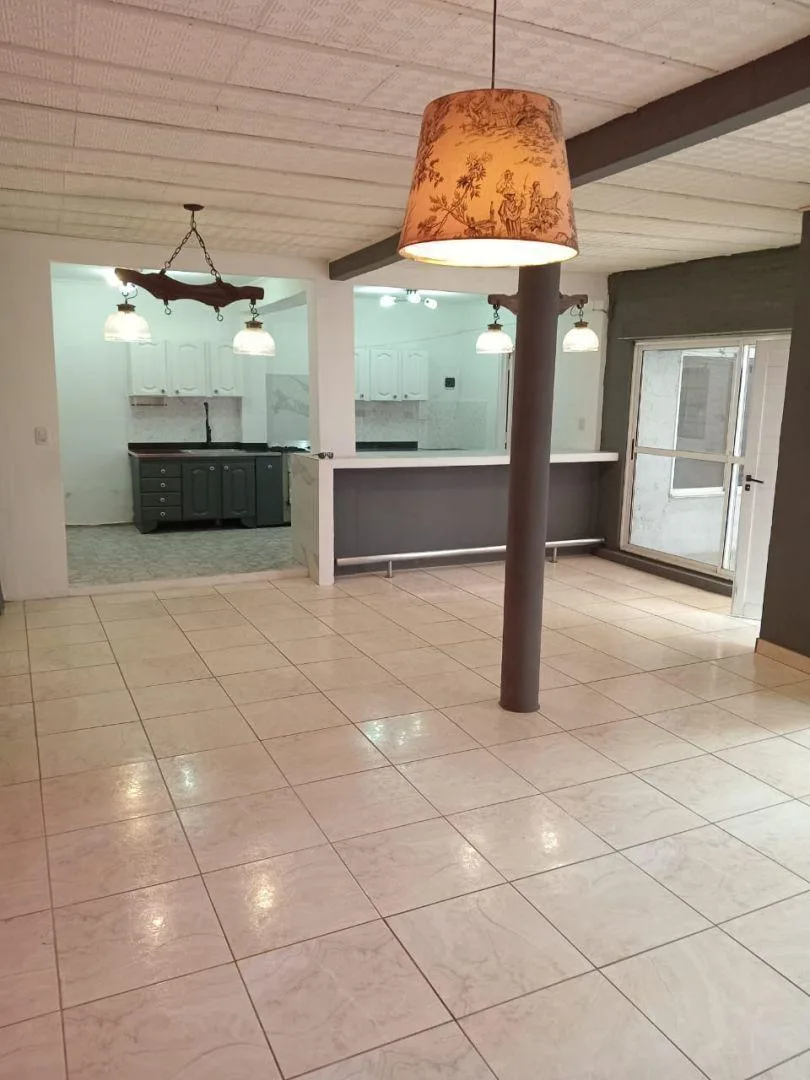 Casa de três ambientes com pátio e vaga de garagem em Hurlingham (Villa Tesei)