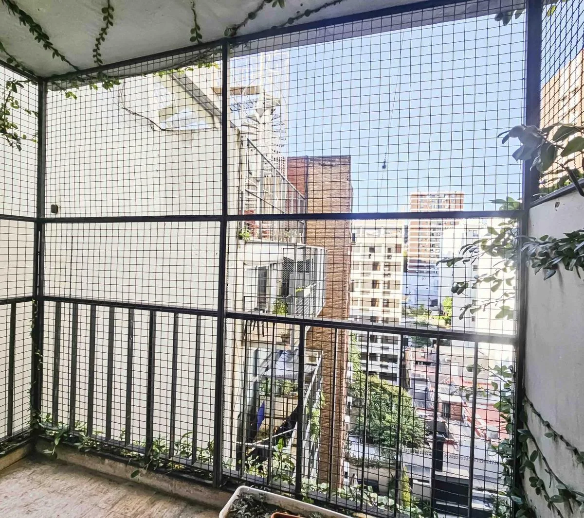 Apartamento de três ambientes no contrafrente com varanda em Palermo