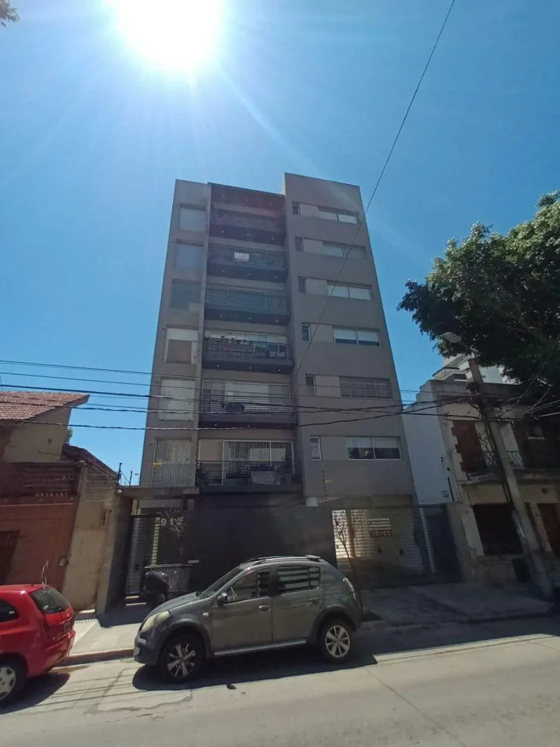 Departamento de 3 ambientes con cochera en Quilmes Centro