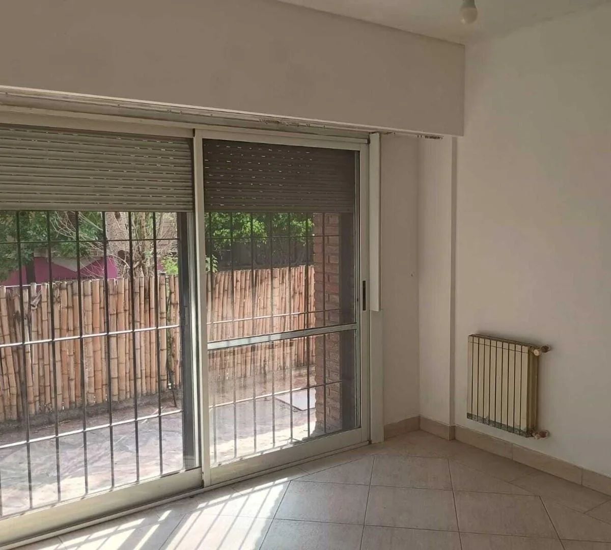 Apartamento de três ambientes com varanda e vaga de garagem em San Fernando