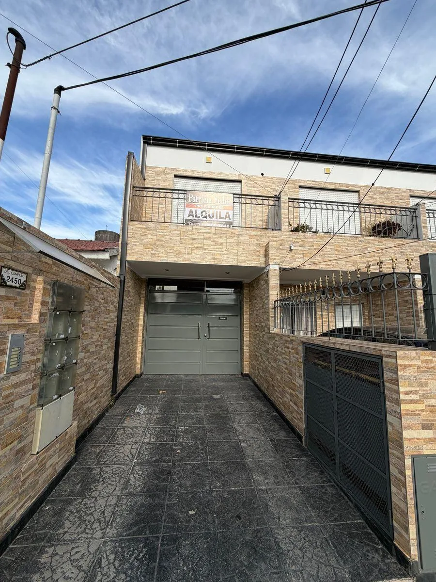 Departamento de 2 ambientes y medio con patio y cochera en Villa Luzuriaga