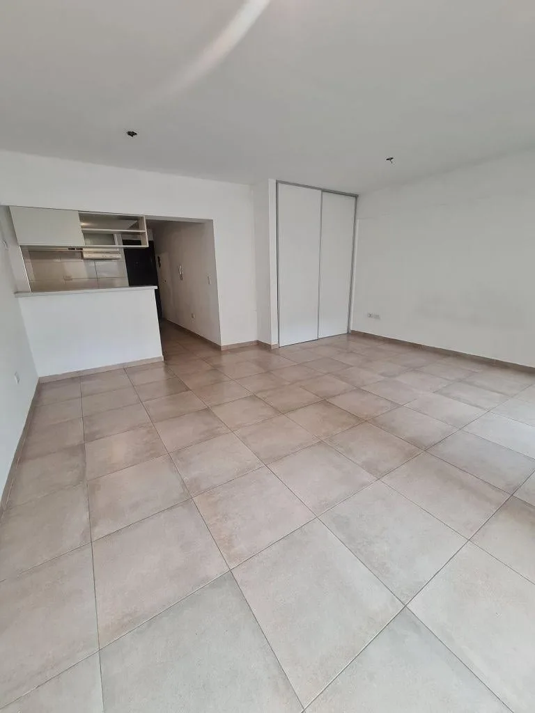 Monoambiente con cochera y balcón en Parque Patricios