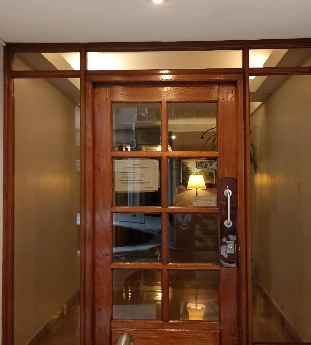 Kitnet de um ambiente com varanda de frente para a rua em Caballito