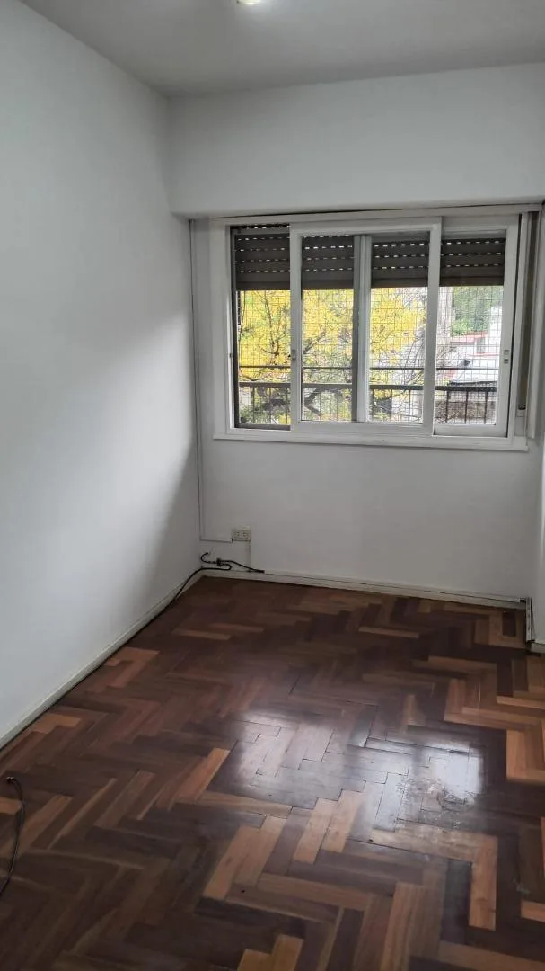 Three-bedroom apartment with balcony in La Paternal