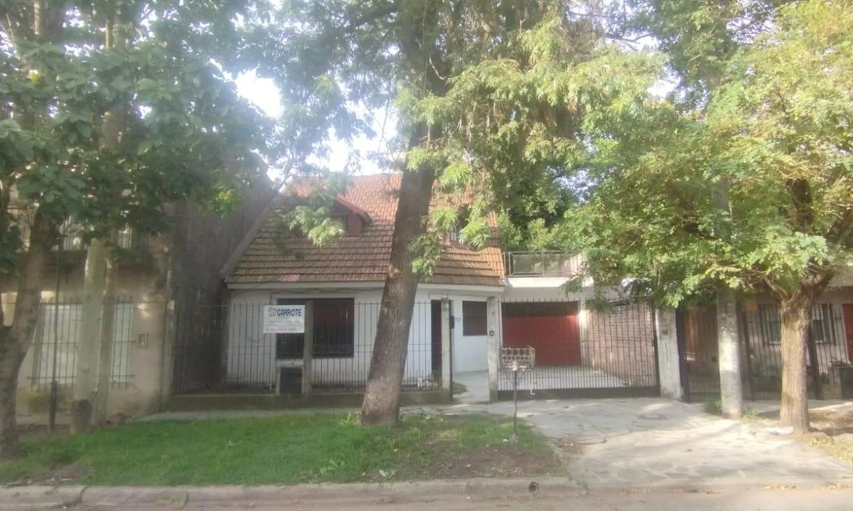 Дом на два этажа в Almirante Brown