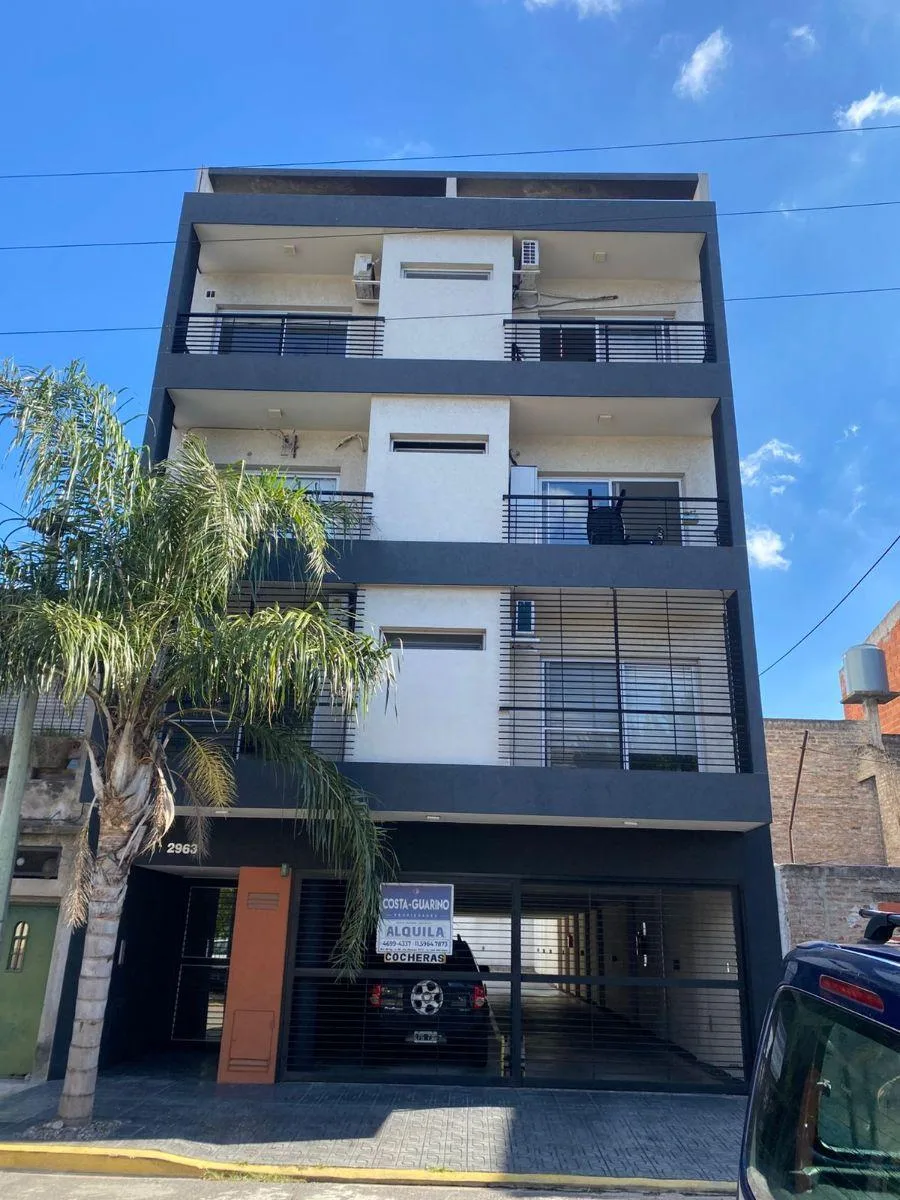 Квартира-студия на 3-м этаже с балконом в Mataderos