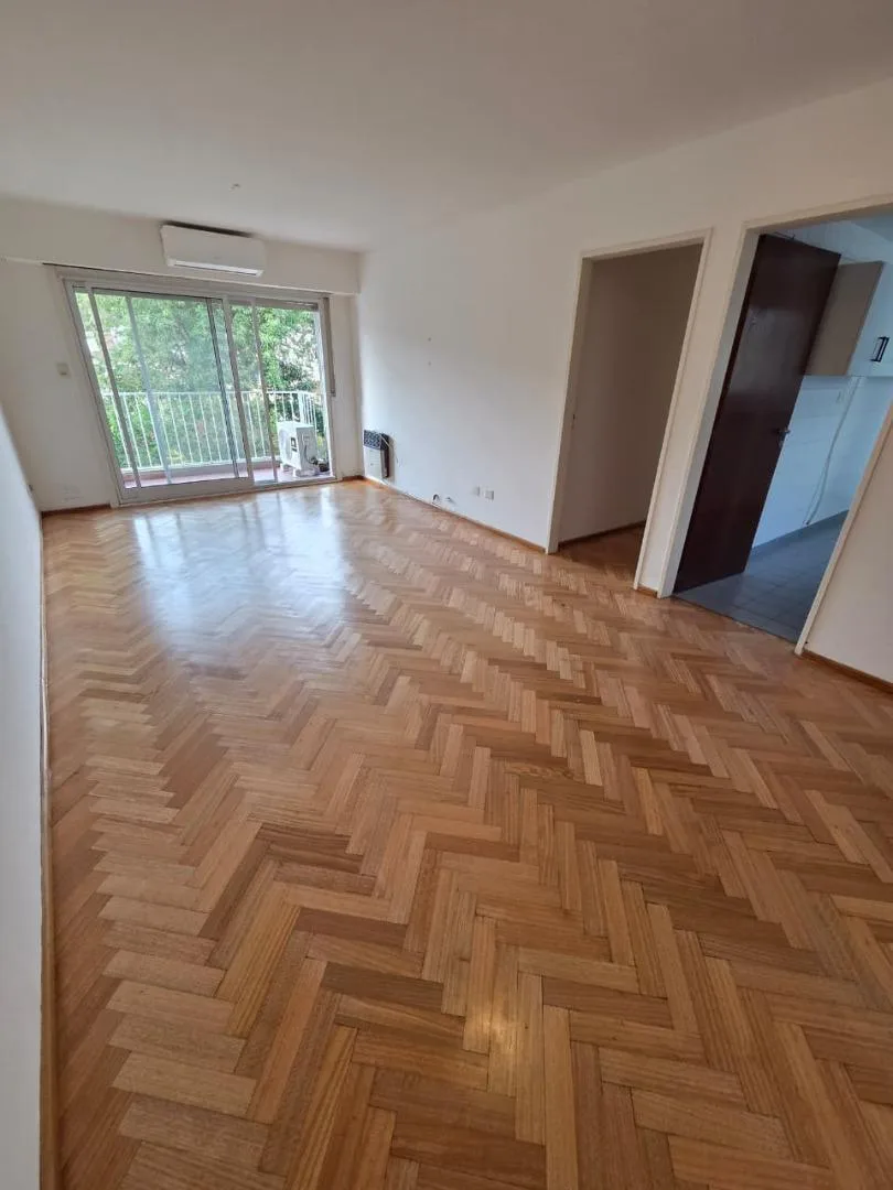 Departamento de 3 ambientes con balcón en San Isidro