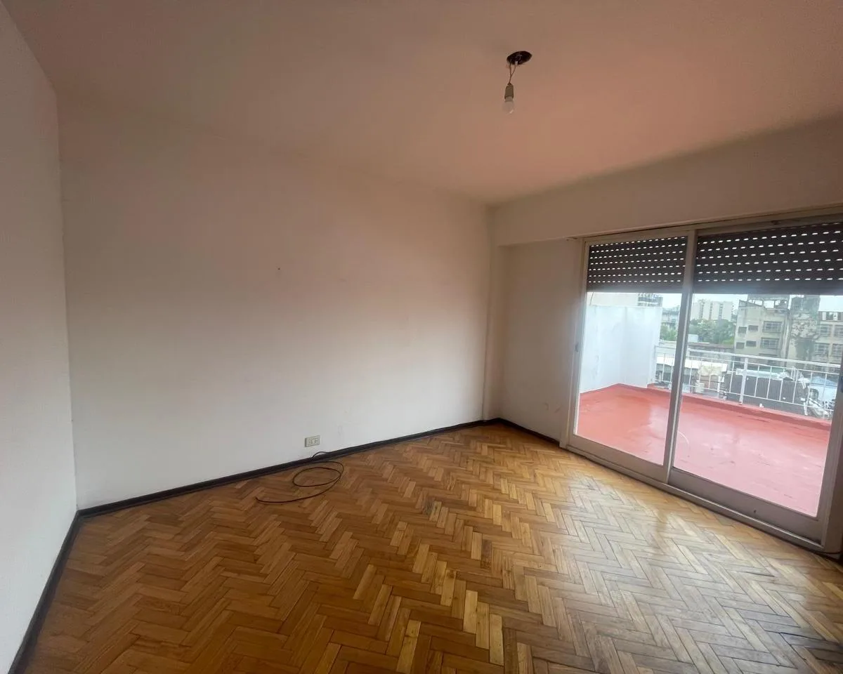 Kitnet no último andar com terraço privativo em Monte Castro