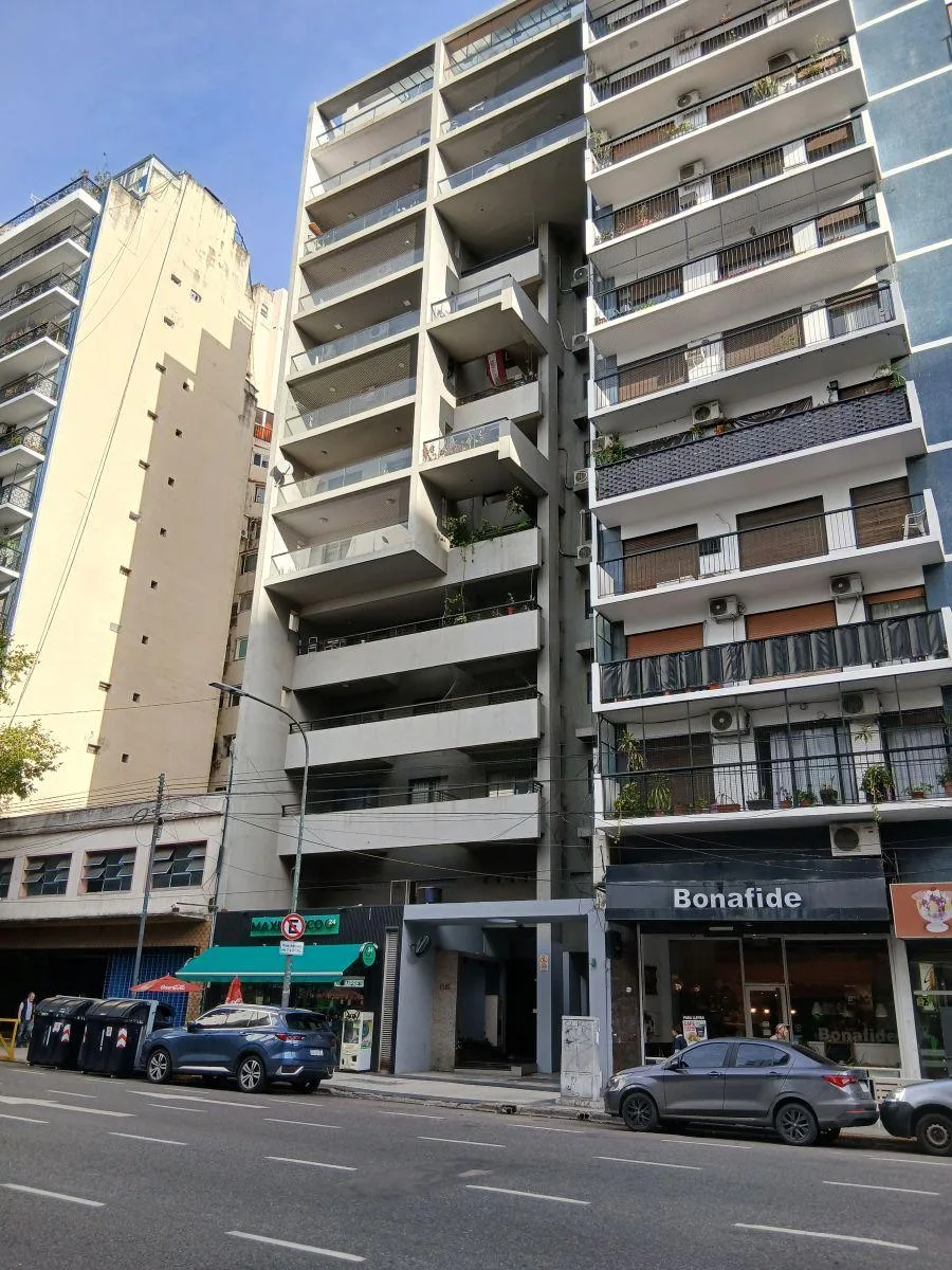 Studio apartment with covered assigned parking on Avenida Corrientes
