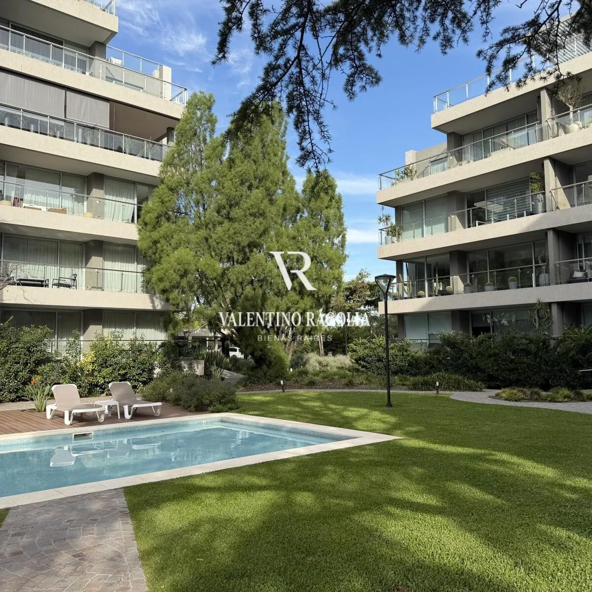 Apartamento de dois ambientes em Acorus Leloir Condominio