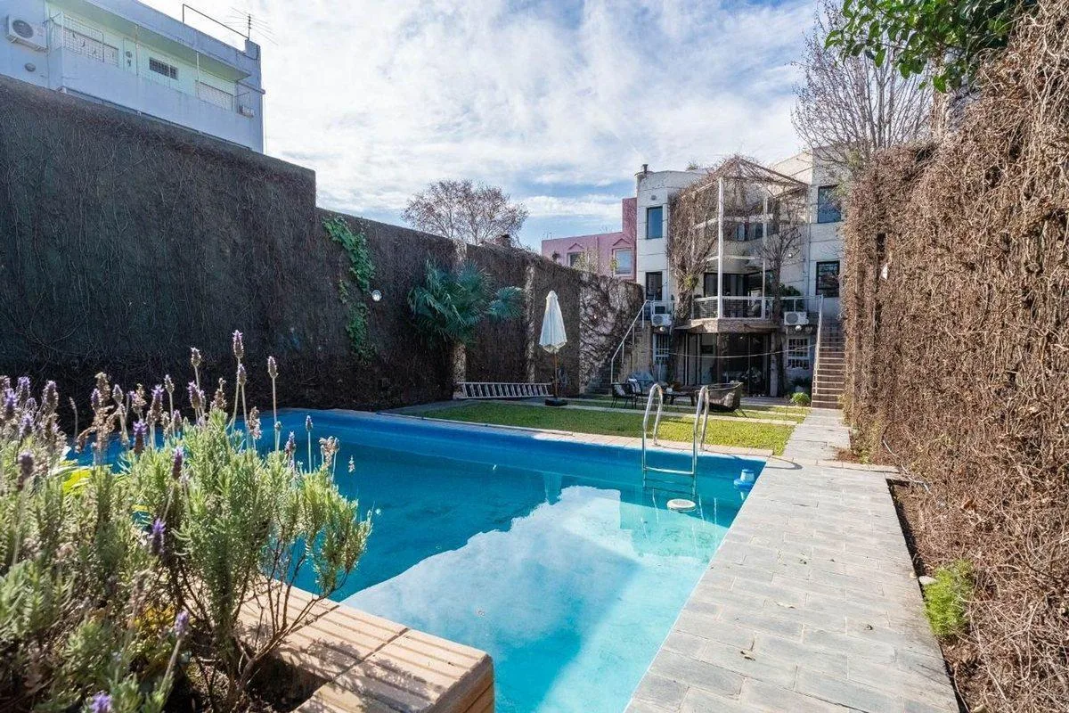 Casa de 5 dormitorios con jardín y pileta en Villa Urquiza