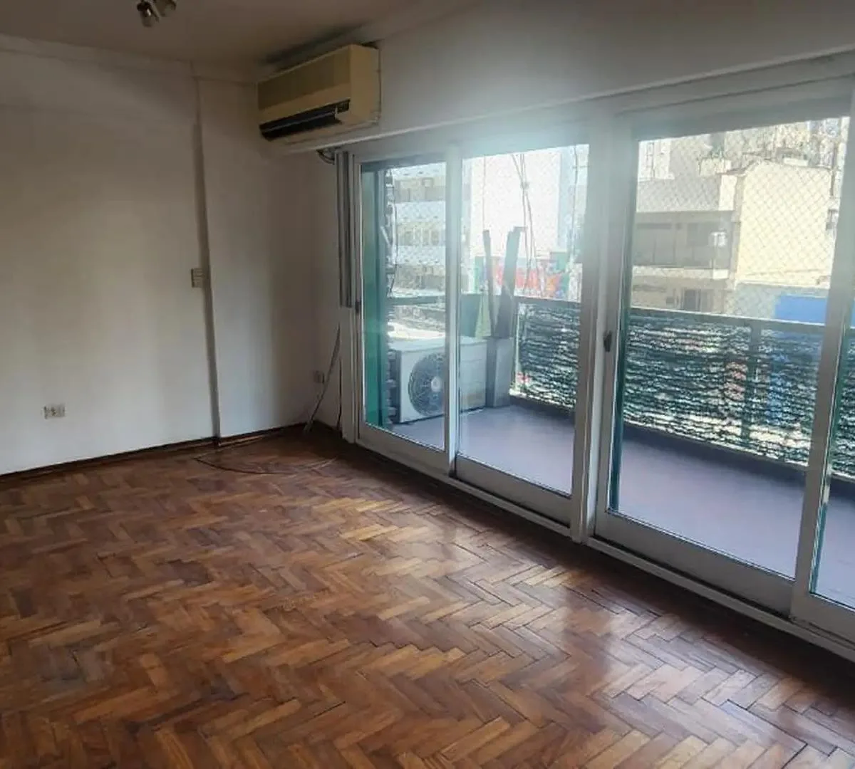 Semipiso de 4 ambientes con dependencia, cochera y palier privado en Villa Crespo
