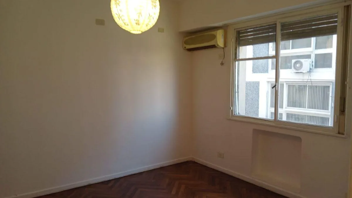Two-room apartment suitable for professional use in Monserrat