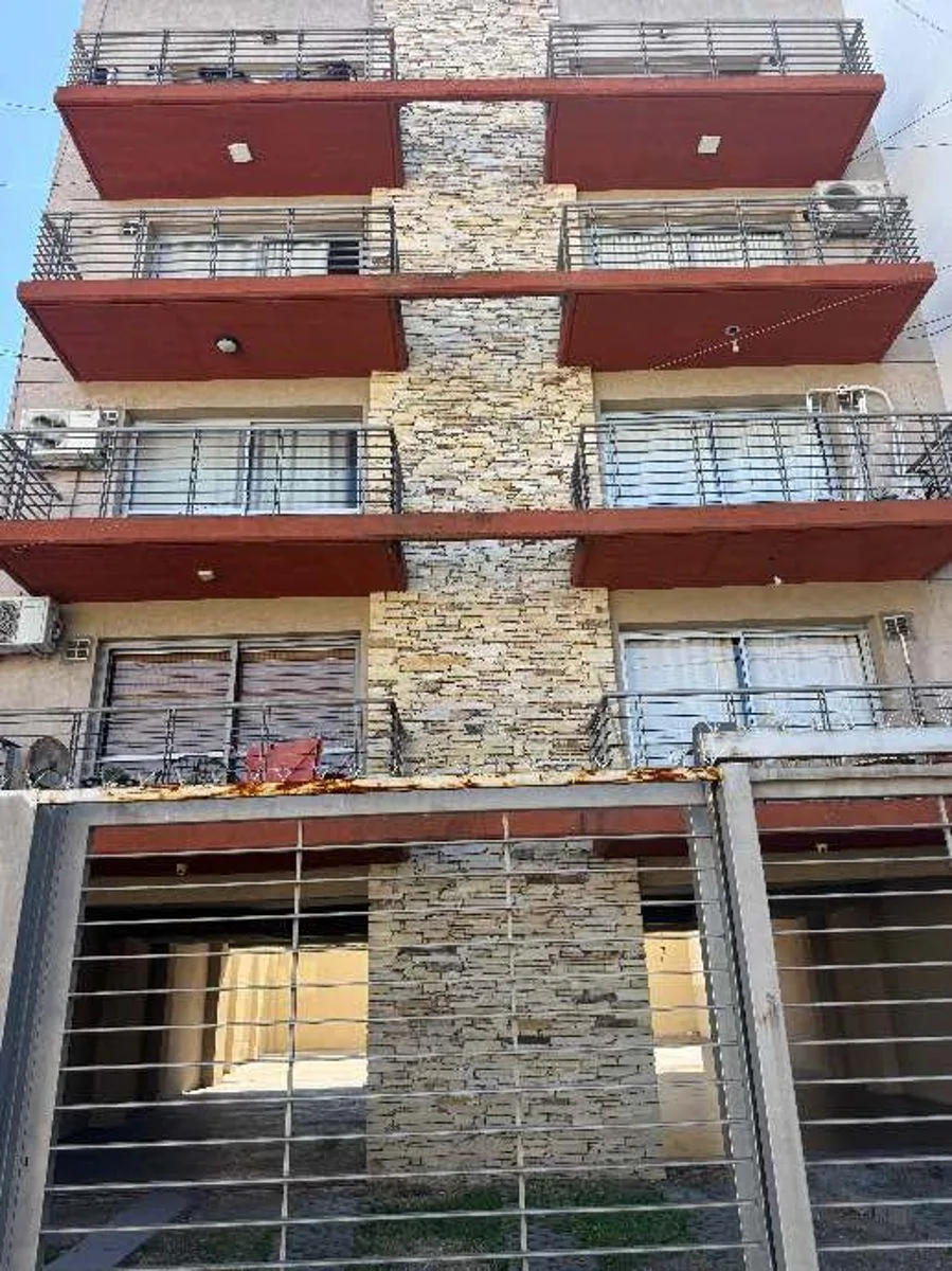 Apartamento de dois ambientes com vaga de garagem em Castelar (Morón)