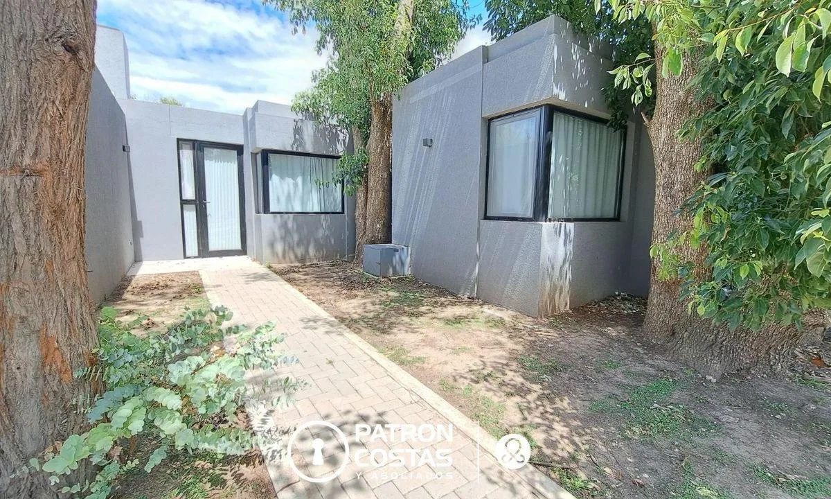 Casa com 2 quartos com terraço, área de churrasco e jardim