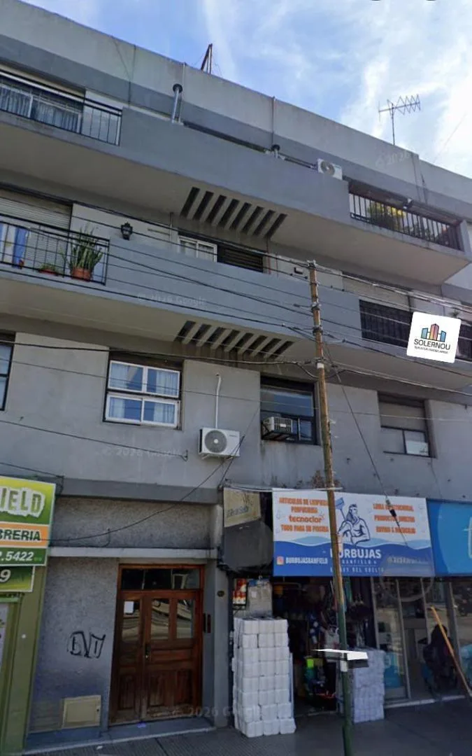 Three-room apartment with front balcony in Banfield