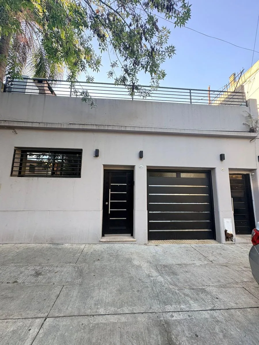 Casa con terraza y parrilla en Parque Avellaneda