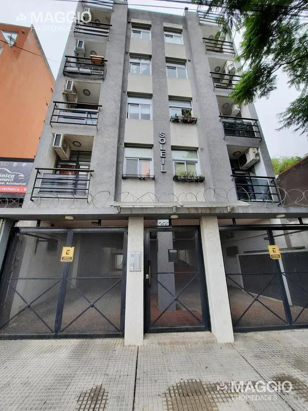 Departamento de 2 ambientes con balcón y cochera en Haedo