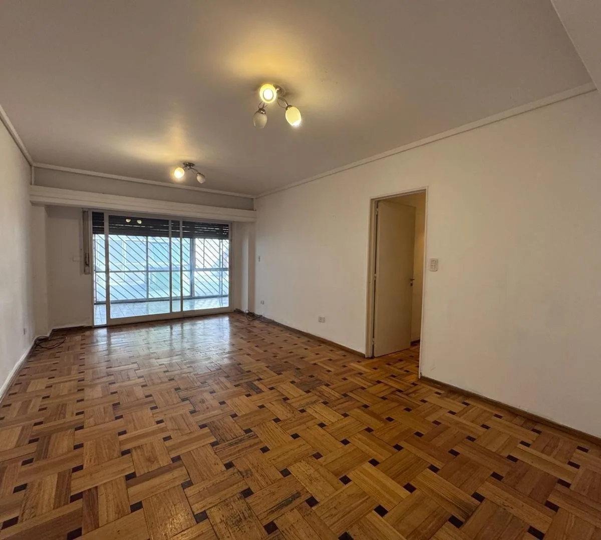 Four-room apartment with patio in Flores