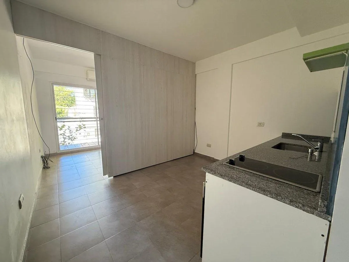Monoambiente subdividido con doble balcón en Núñez