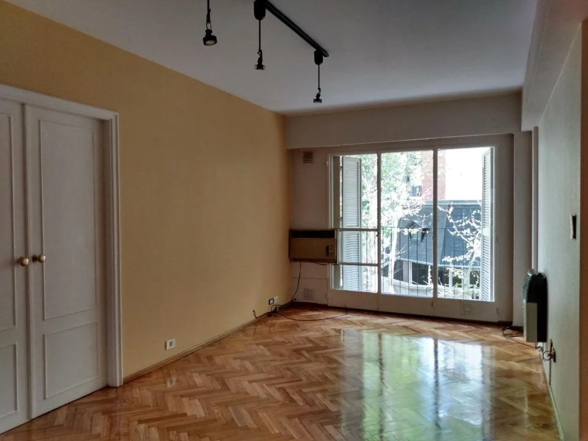 Apartamento de três ambientes de frente em Palermo Chico com vaga fixa