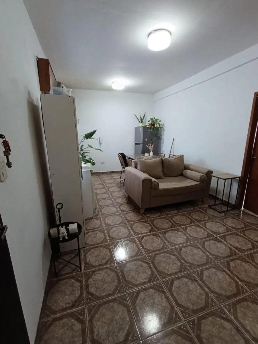 Apartamento de dois ambientes no 1º andar em Lanús