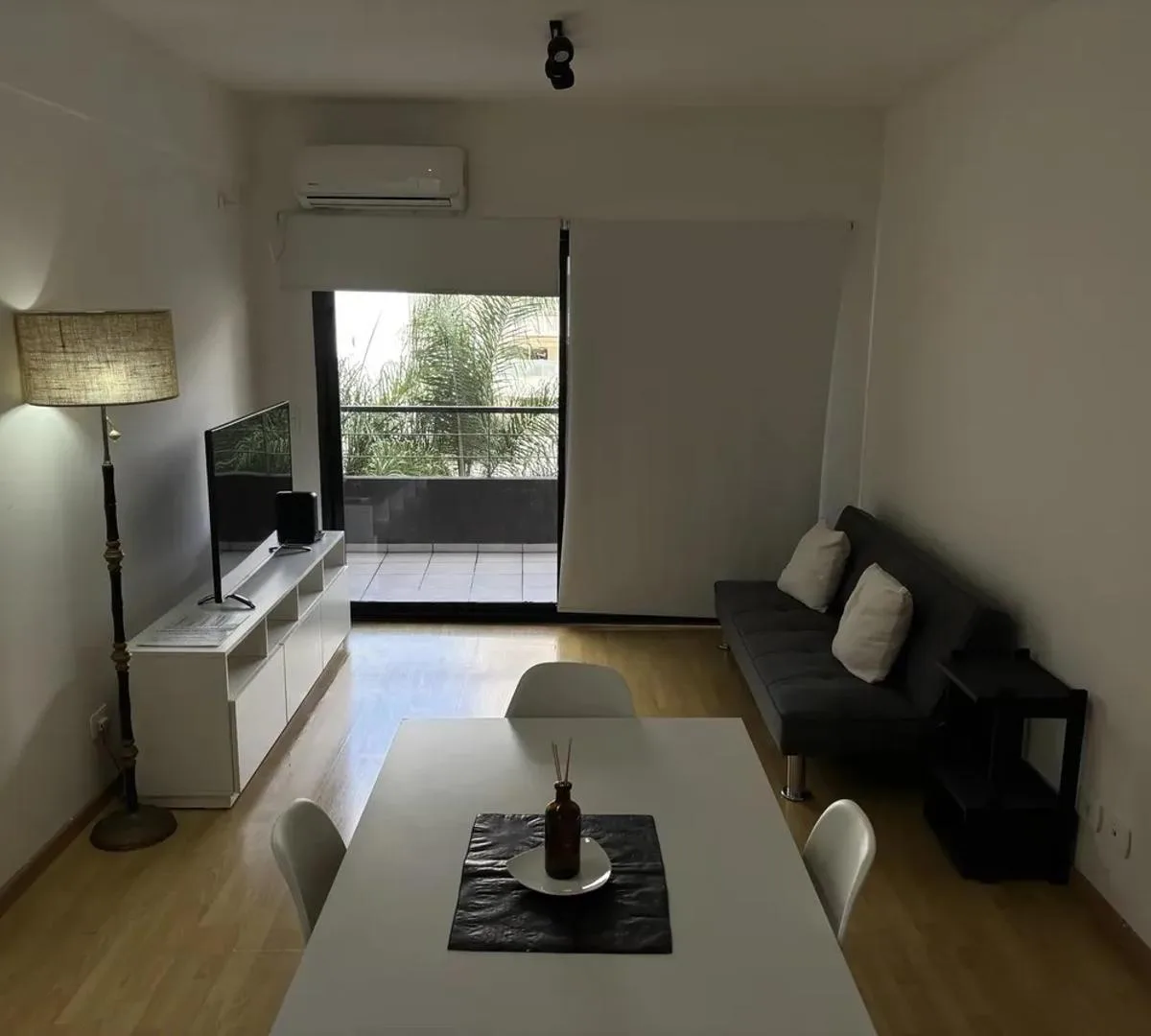 Apartamento de 2 ambientes com piscina e vaga de garagem em Flores