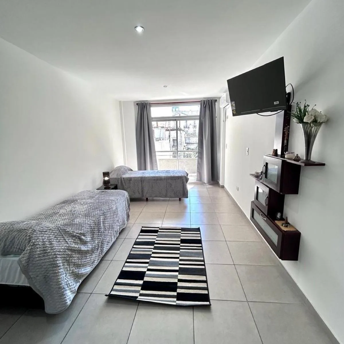 Квартира-студия с балконом в Monserrat